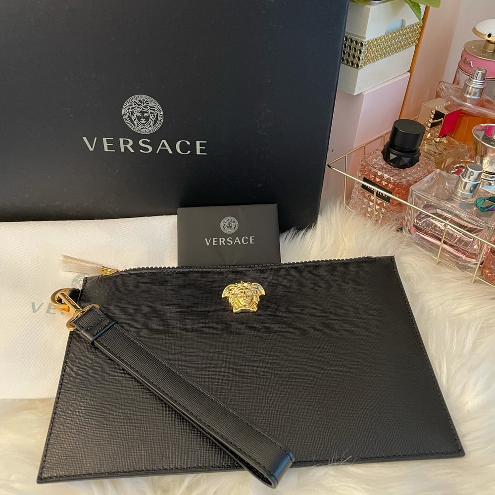 ❗️SOLD❗️Medusa Leather wristlet ❗️SOLD❗️ - Picture 3 of 9